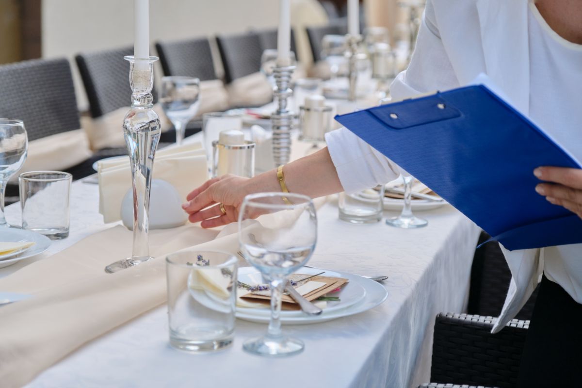 Plated vs Buffet Service: Which One Is Right for Your Wedding?