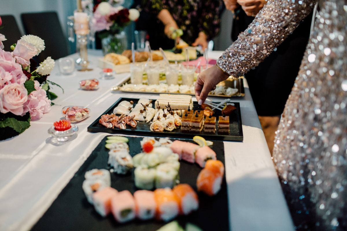 Sushi and sashimi bar station