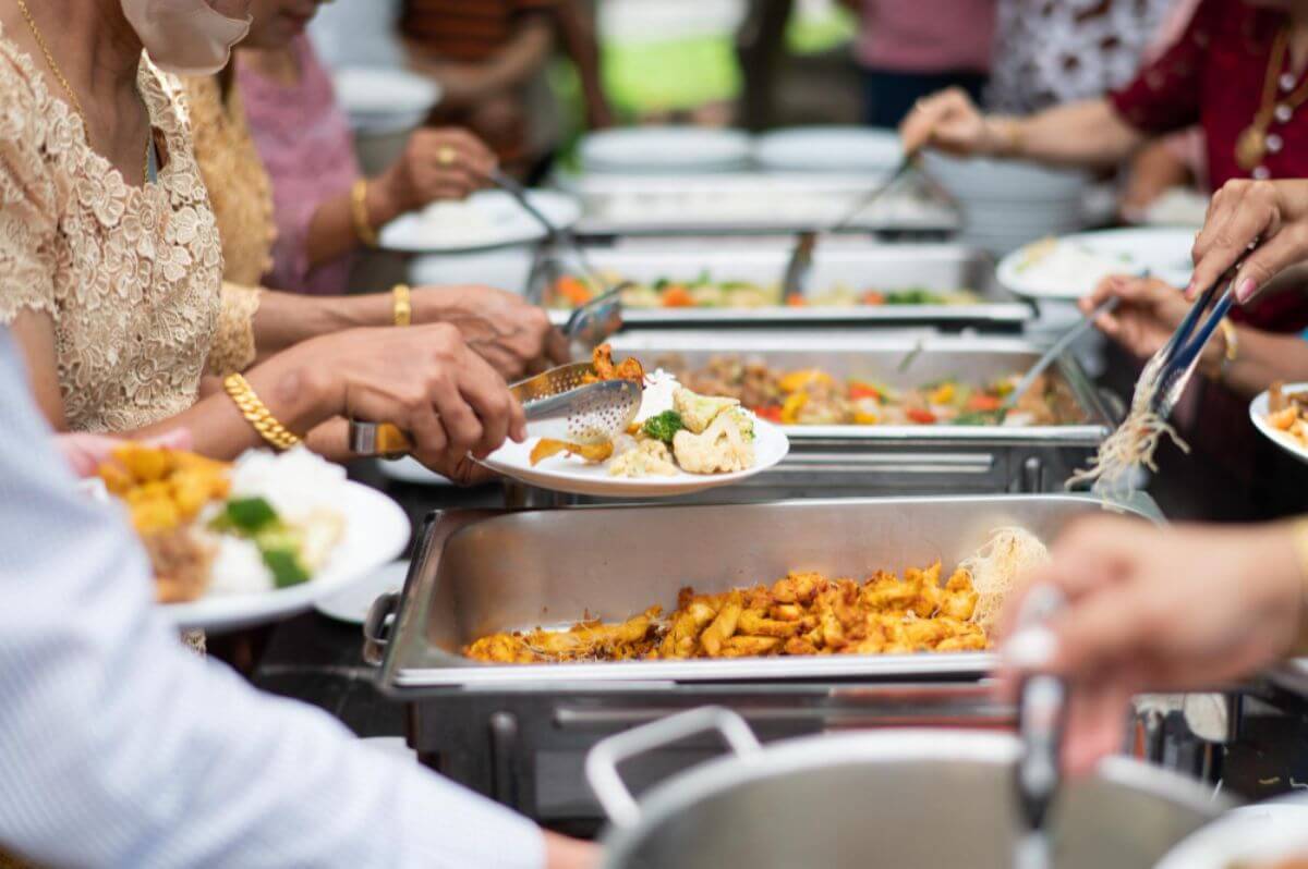 Packed Meals vs. Buffet: What’s Best for Your Event?