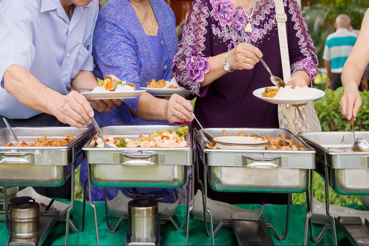How to Choose a Wedding Menu That Feels Special but Guest-Friendly?